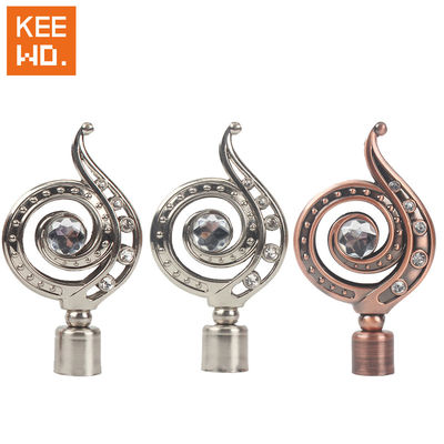 میله لوله پرده چوب نصب شده روی دیوار برای پنجره اتاق نشیمن