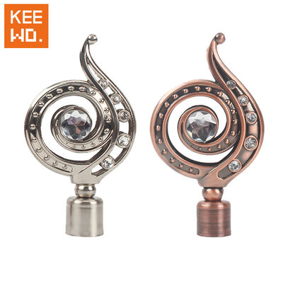 میله لوله پرده چوب نصب شده روی دیوار برای پنجره اتاق نشیمن