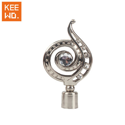 میله لوله پرده چوب نصب شده روی دیوار برای پنجره اتاق نشیمن
